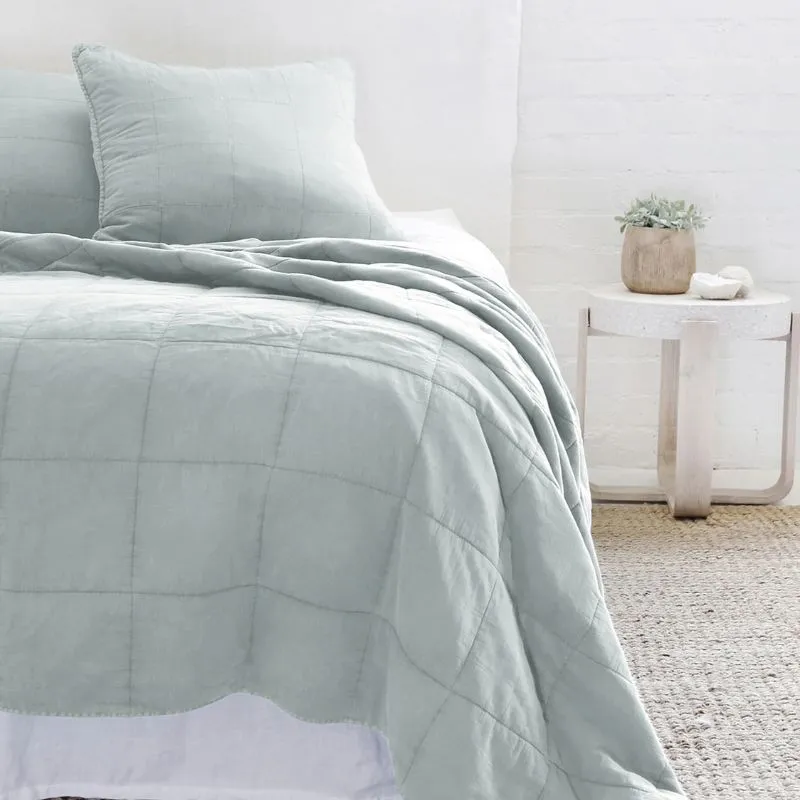 jasnoniebieska narzuta na łóżko' loading='lazy' title=