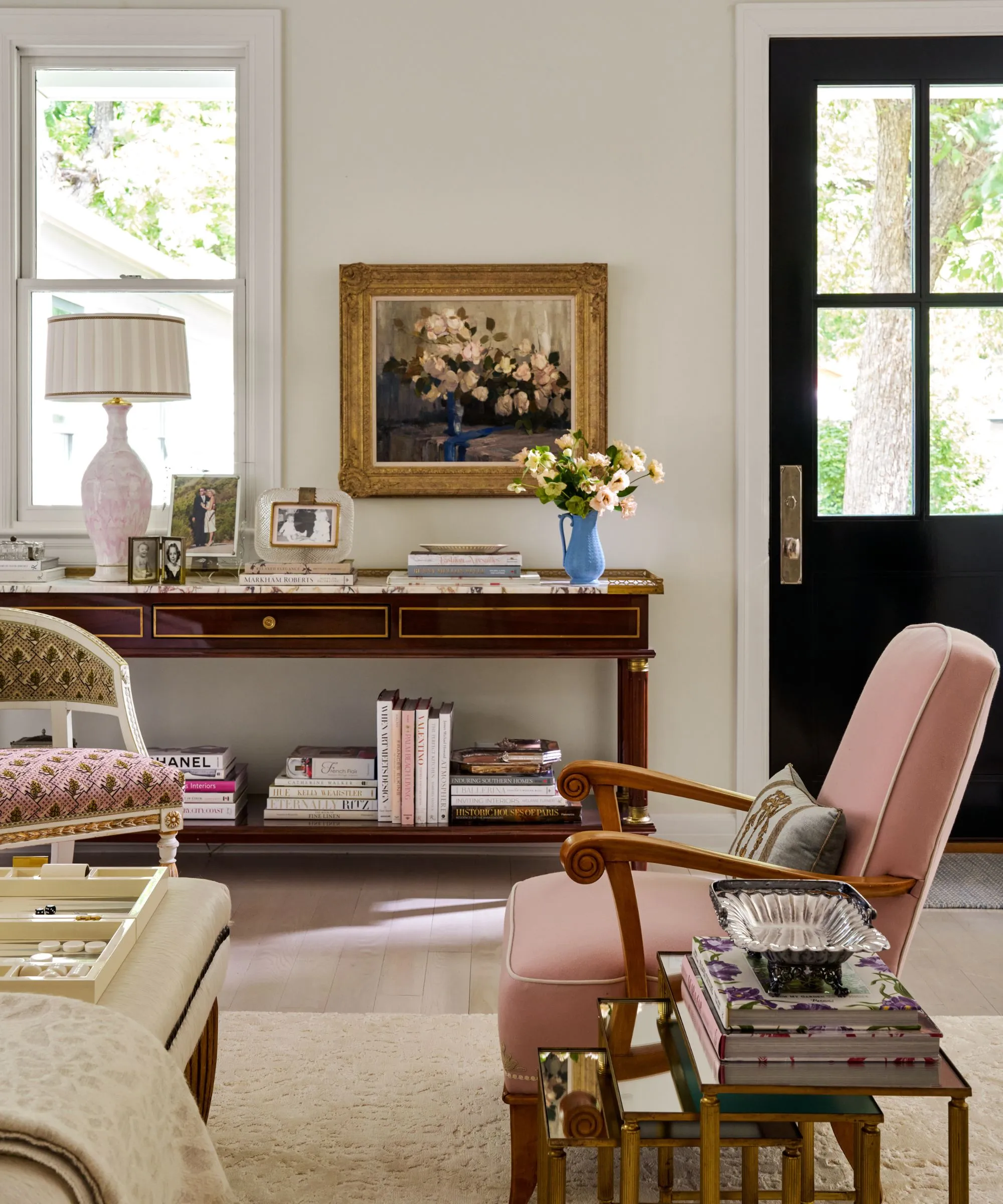 Pokój dzienny z jasnoszarymi ścianami i przejściowym wystrojem.' loading='lazy' title=