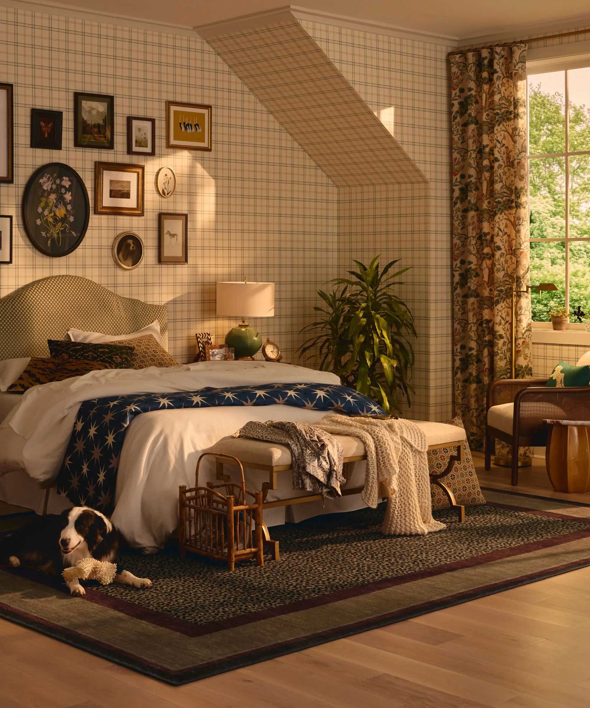 un dormitorio con paredes de papel tapiz a cuadros una pared de galería encima de la cama una cama acogedora y una alfombra con estampado de guepardo y un borde sólido' loading='lazy' title=