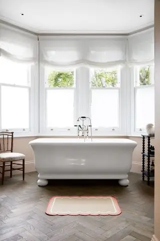 Película para ventanas y persianas transparentes en el ventanal de un baño