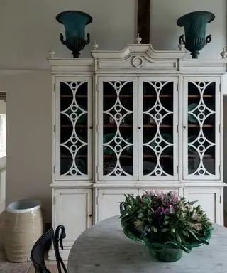 Cómoda adornada y mesa de comedor con silla