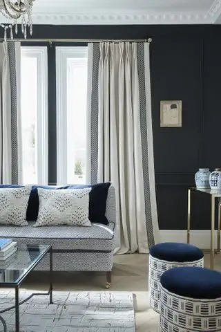 Decorar con azul marino y blanco en un salón