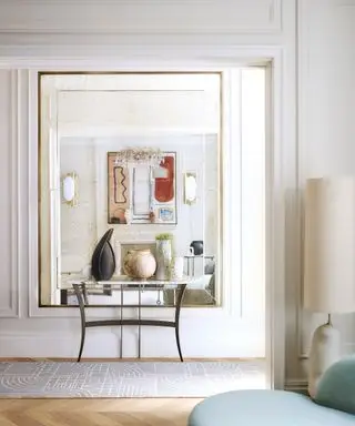 Salón con vista al pasillo con espejo y mesa consola.