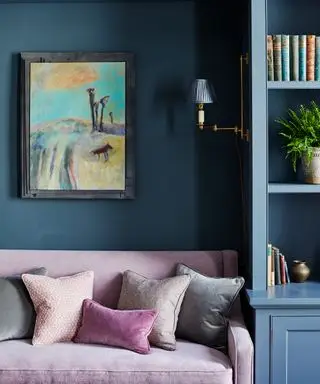Gabinetes personalizados en azul al lado del sofá contra la pared azul