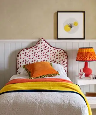Cabecera estampada en rosa y blanco de Kelling Designs con accesorios e iluminación brillantes