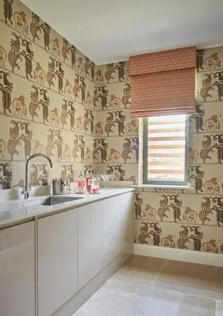 Barra húmeda en la habitación con papel tapiz y persiana romana.