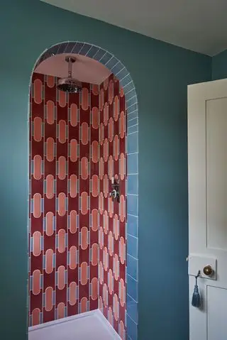 Rincón de ducha con azulejos estampados