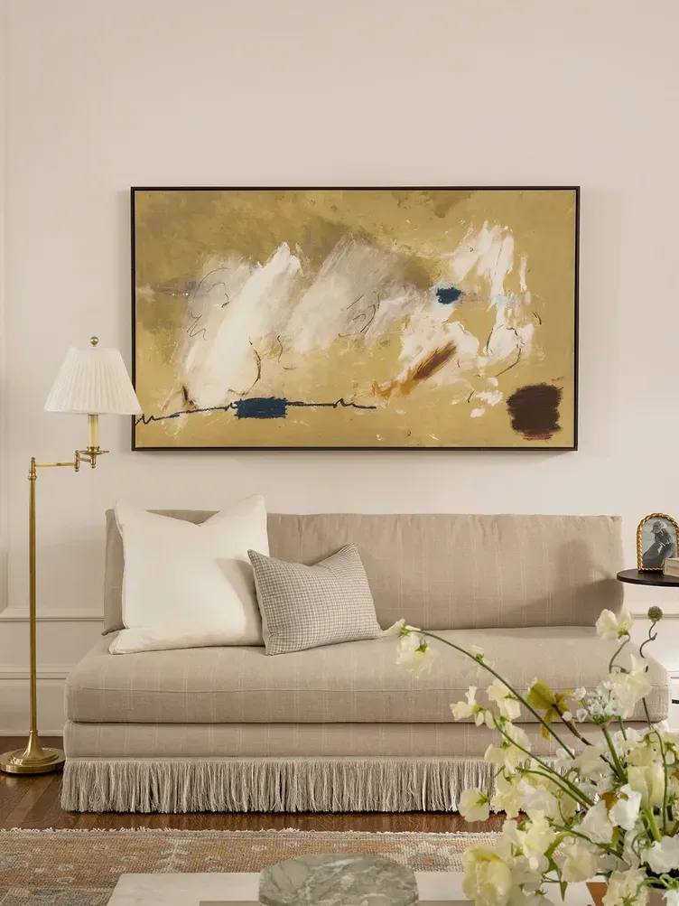 프린지 베이스가 있는 무채색 팔걸이 소파가 있는 무채색 거실' loading='lazy' title=