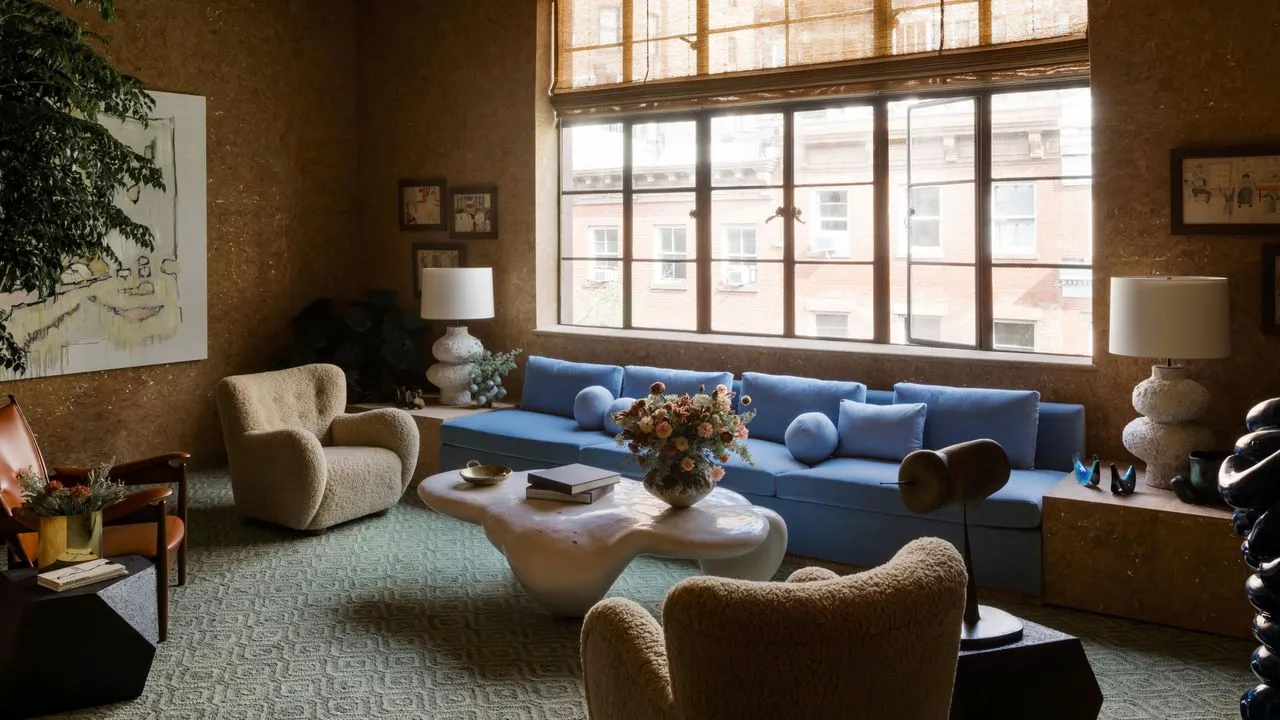 Pohovka standardní velikosti nikdy nefunguje v mém malém obývacím pokoji – ale objevil jsem pohovku s malým prostorem, která konečně řeší problém