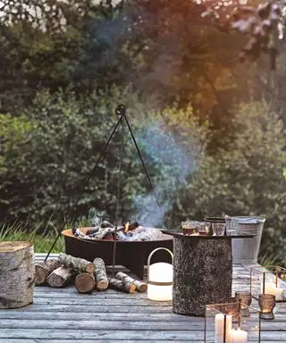 Außenkamin mit traditioneller Feuerstelle