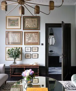Neutrales Wohnzimmer mit antiken Möbeln und Kunst
