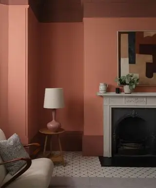 Wohnzimmer mit rosa Wänden, dunkelrosa Futter, grauen Böden