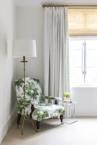 lenestol og vindu med gardin