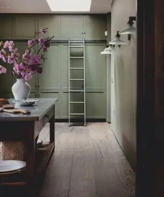 cocina con piso de madera y gabinetes verdes