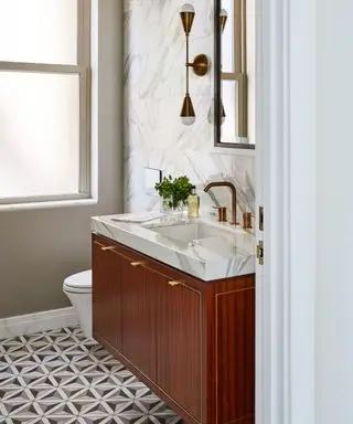 baño con mosaicos geométricos