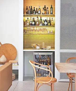 Hjemmebar med flisebelagt backsplash