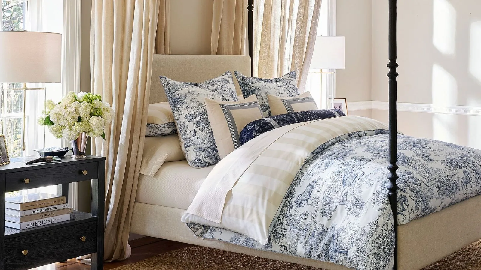 Frame da letto crema con biancheria da letto blu toile e panna e fogli a strisce bianche' loading='lazy' title=