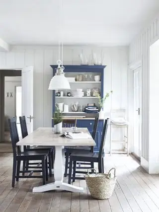 kystinspirert spisestue