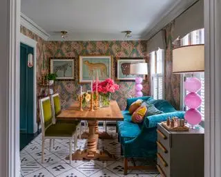 En spisestueidé med blå fløyelsofa, polstrede stoler i grønn fløyel og Gucci-tapet med blågrønt, rosa og gulltrykk