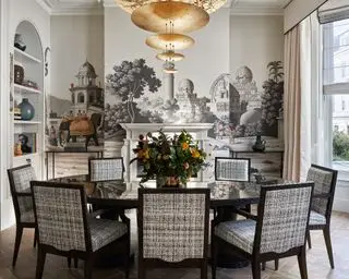 Spisestueideer med veggmaleri og trebord og stoler