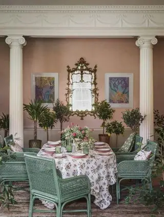 grønne kurvstoler i klassisk designet rosa spisestue
