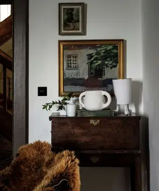 Esposizione di reperti vintage su una credenza in legno