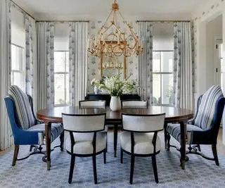 Sala da pranzo tradizionale blu e bianca con grandi finestre