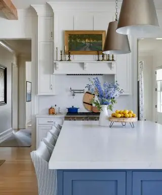 Cucina bianca con isola blu