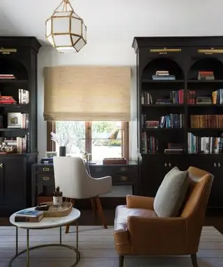 Home office con librerie verniciate scure