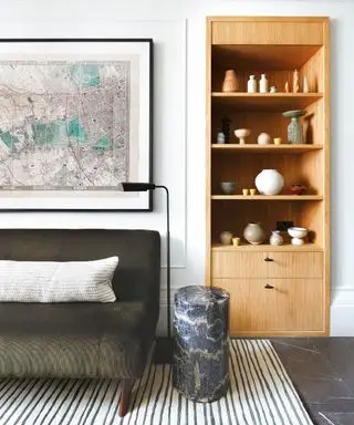 יצירות אמנות מסוגננות, יחידת מדפים מעץ, יצירות אמנות מפות גדולות, ספסל ומנורת רצפה