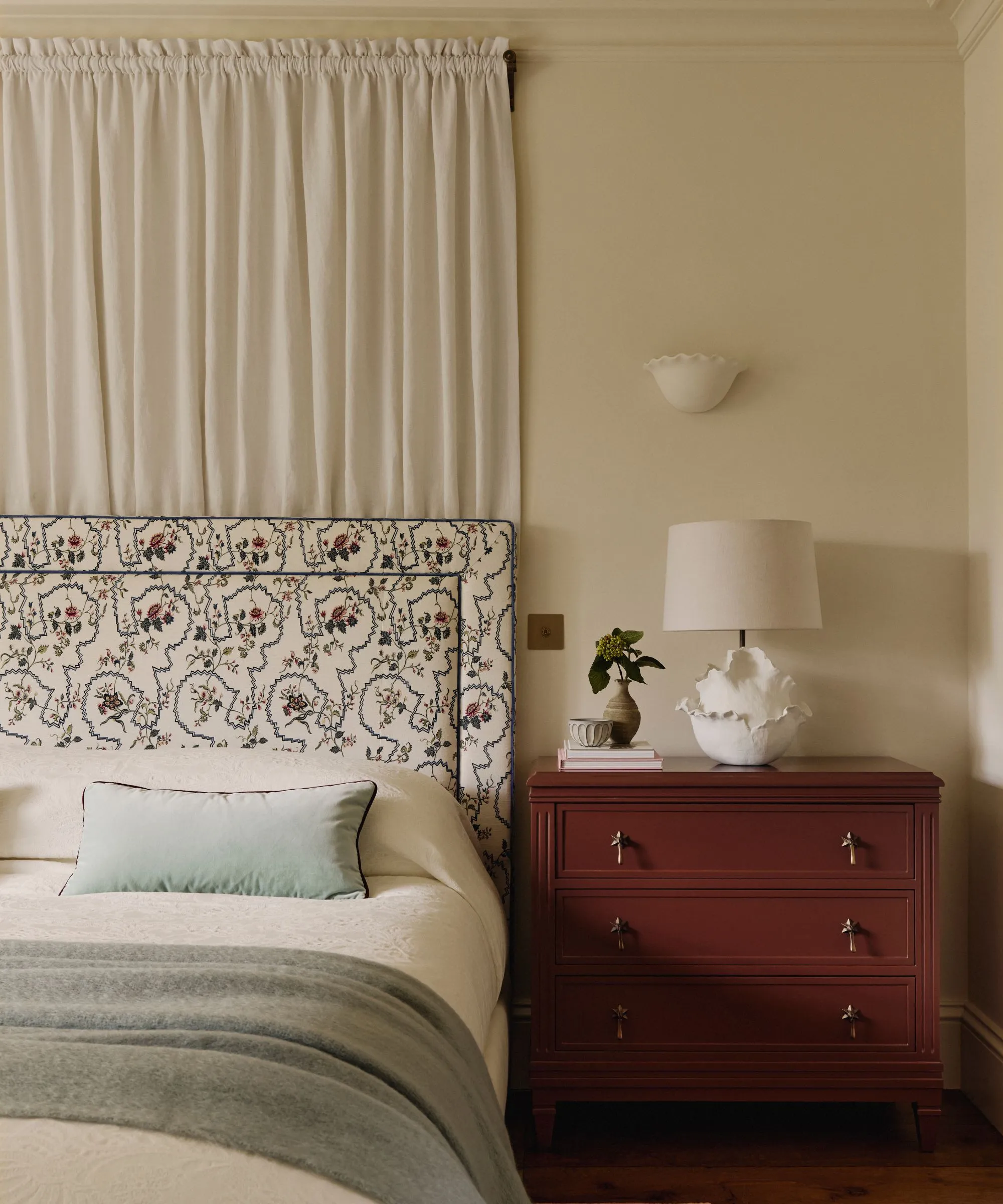 et nøytralt og koselig soverom i london av Emma Ainscough' loading='lazy' title=