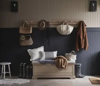 Aufbewahrungsbox und Hakenleiste mit gefliestem Boden und getäfelter Wand