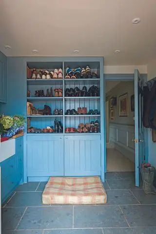 Blaue Einbauschränke sowie Waschbecken und Arbeitsplatte im Badezimmer