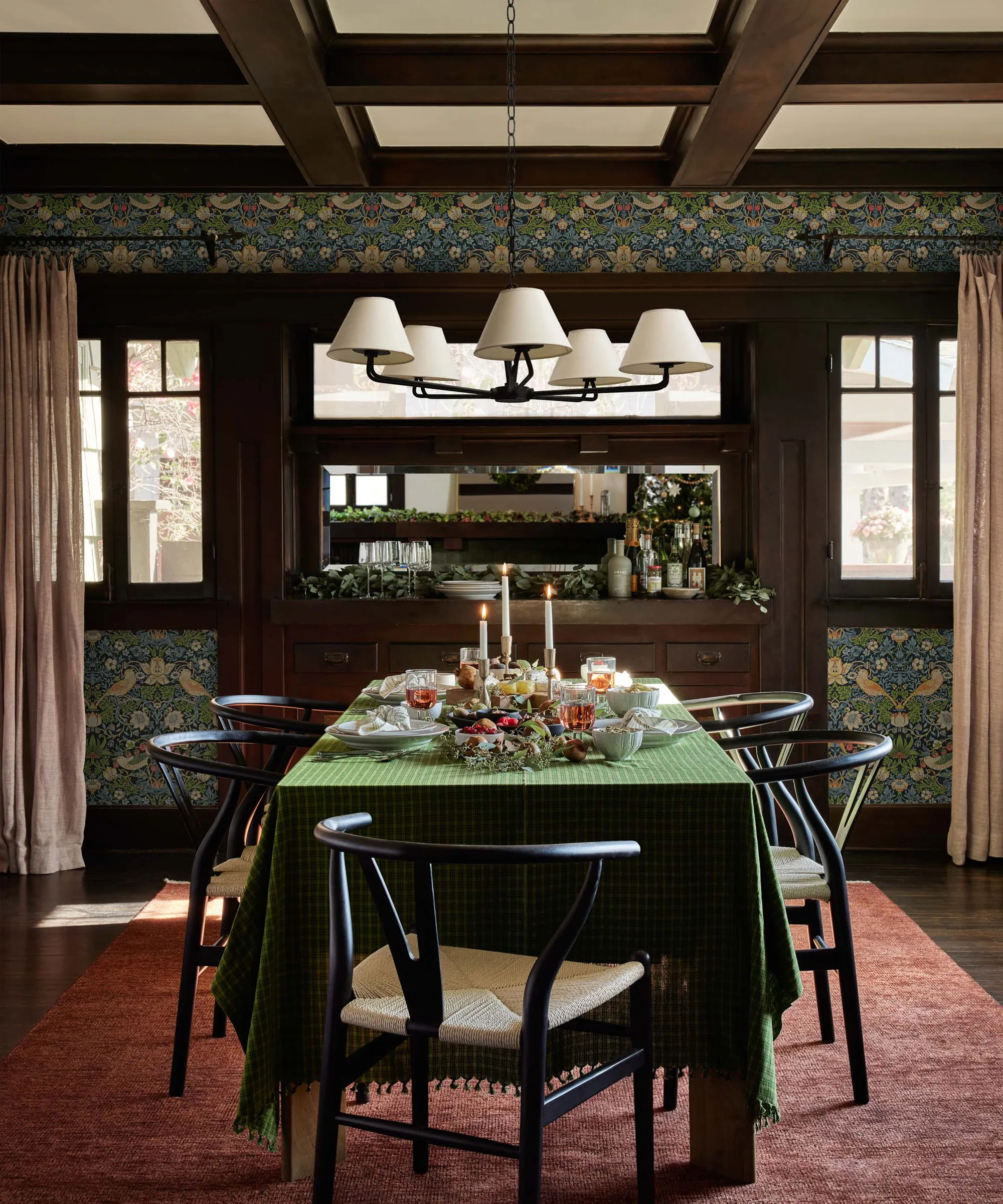 Minimalistisches Thanksgiving-Dekor. Gemütliches dunkles Wohnzimmer mit dekoriertem Tisch.' loading='lazy' title=