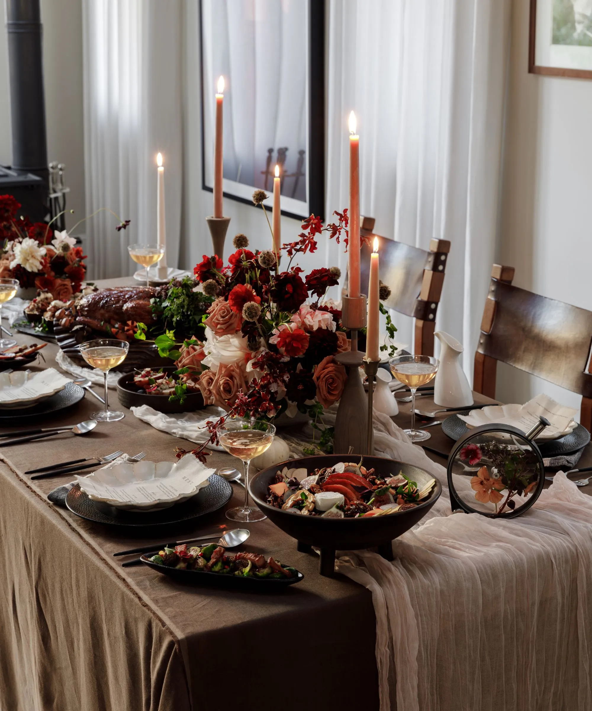 Thanksgiving-Tisch mit bunten Spitzkerzen' loading='lazy' title=