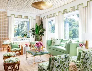 marquise em Palm Beach com móveis verdes e estampas de treliça