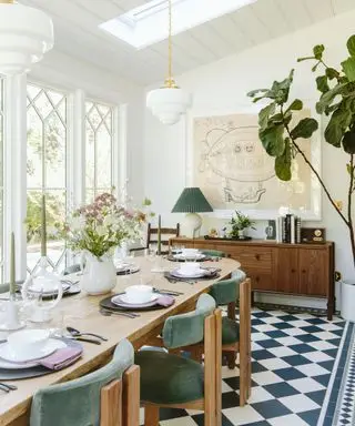 sala de jantar marquise com piso xadrez e mesa grande