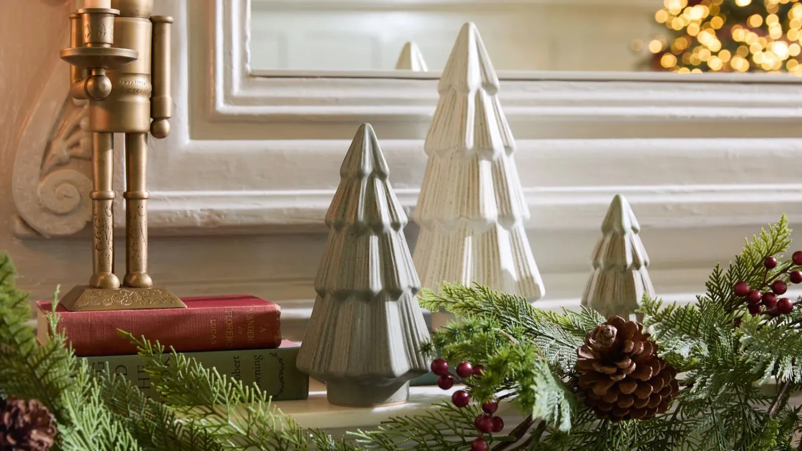 크리스마스 단풍 작은 크리스마스 트리 장식품과 책으로 벽난로 벽난로를 닫으세요' loading='lazy' title=