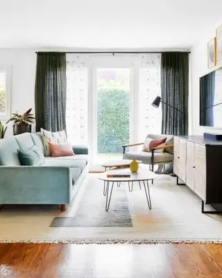 stue med blå sofa, retro møbler, tæppe, rede af borde, tæppe, trægulv, gardiner