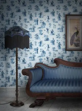 stue med blå toile stil tapet, blå frynsede lampe, kunstværk, blå stribet klassisk sofa