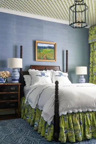 Dormitorio de estilo francés con techo de celosía y paredes azules.