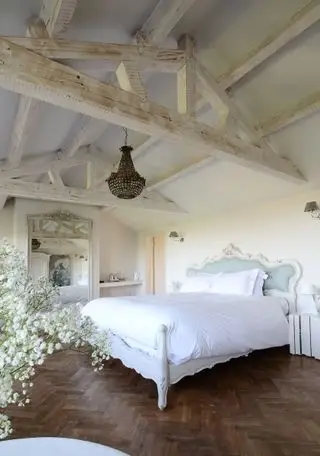 Decoración campestre francesa en dormitorio blanco.