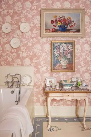 Decoración campestre francesa en baño rosa.
