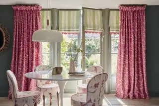 Decoración campestre francesa con cortinas rosas.