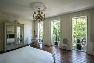 Decoración campestre francesa con ventanas de dormitorio.