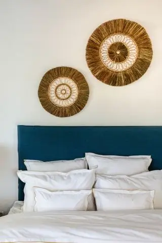 Platos decorativos en la pared.