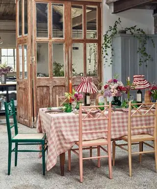 Mesa campestre francesa preparada para una fiesta