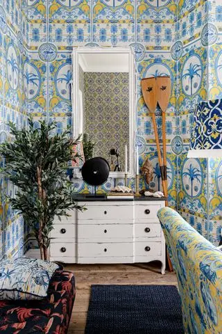 pasillo azul y amarillo