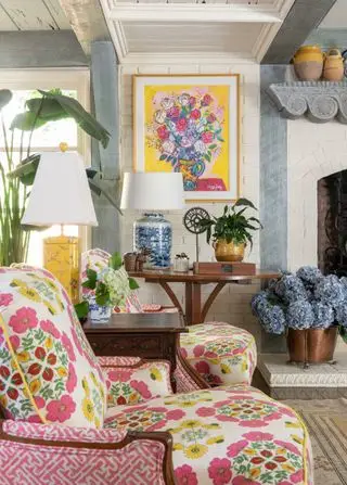 Sillones tapizados con flores de colores en una habitación de estilo francés