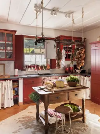 cocina con muebles color terracota